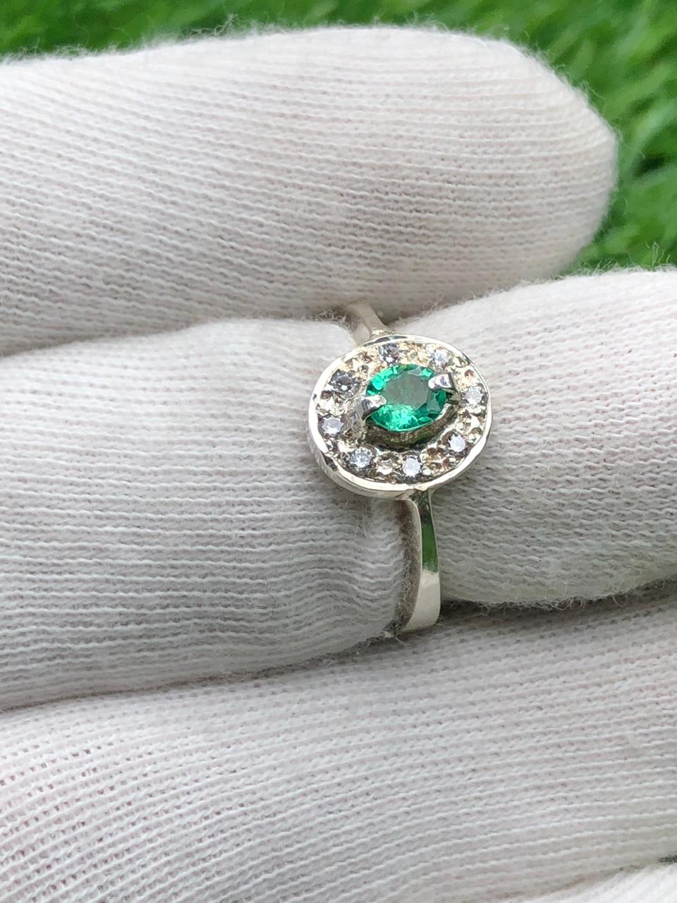 แหวนมรกตธรรมชาติ Panjshir ตัดทรงรี ประดับด้วย Moissanite หลายเม็ด แหวนมรกตแท้ 92.5 เงินสเตอร์ลิง สำหรับของขวัญวันเกิดครบรอบแต่งงานของผู้หญิง