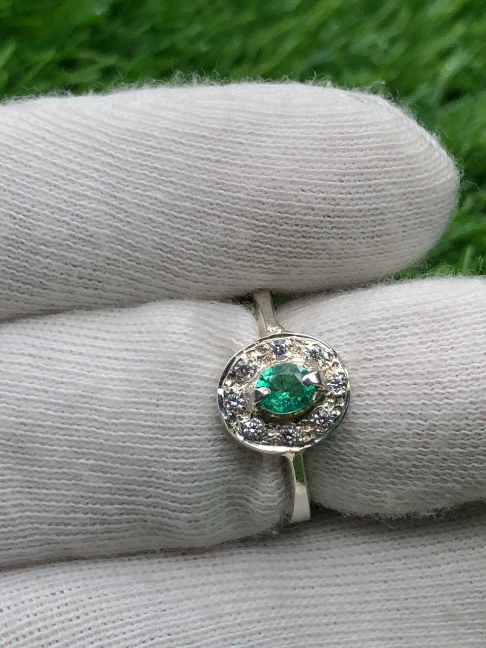 แหวนมรกตธรรมชาติ Panjshir ตัดทรงรี ประดับด้วย Moissanite หลายเม็ด แหวนมรกตแท้ 92.5 เงินสเตอร์ลิง สำหรับของขวัญวันเกิดครบรอบแต่งงานของผู้หญิง