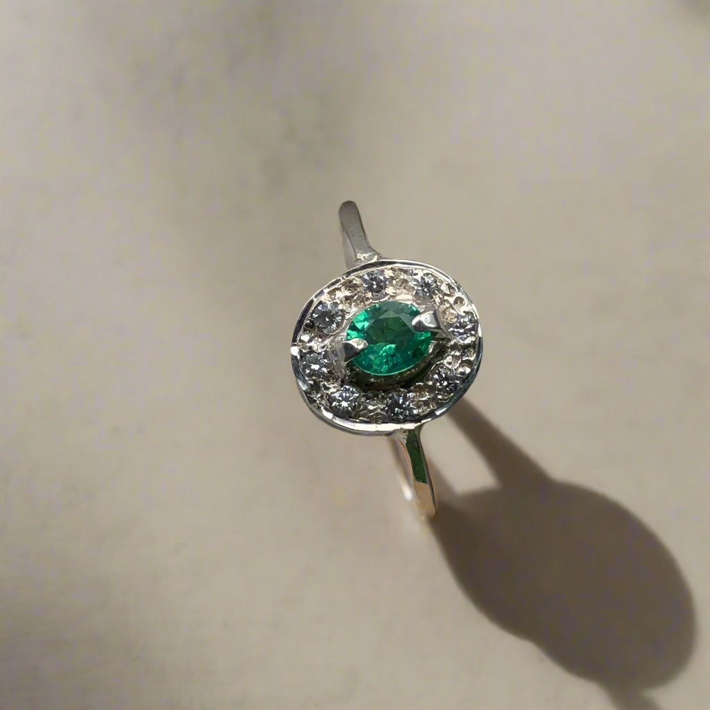 แหวนมรกตธรรมชาติ Panjshir ตัดทรงรี ประดับด้วย Moissanite หลายเม็ด แหวนมรกตแท้ 92.5 เงินสเตอร์ลิง สำหรับของขวัญวันเกิดครบรอบแต่งงานของผู้หญิง